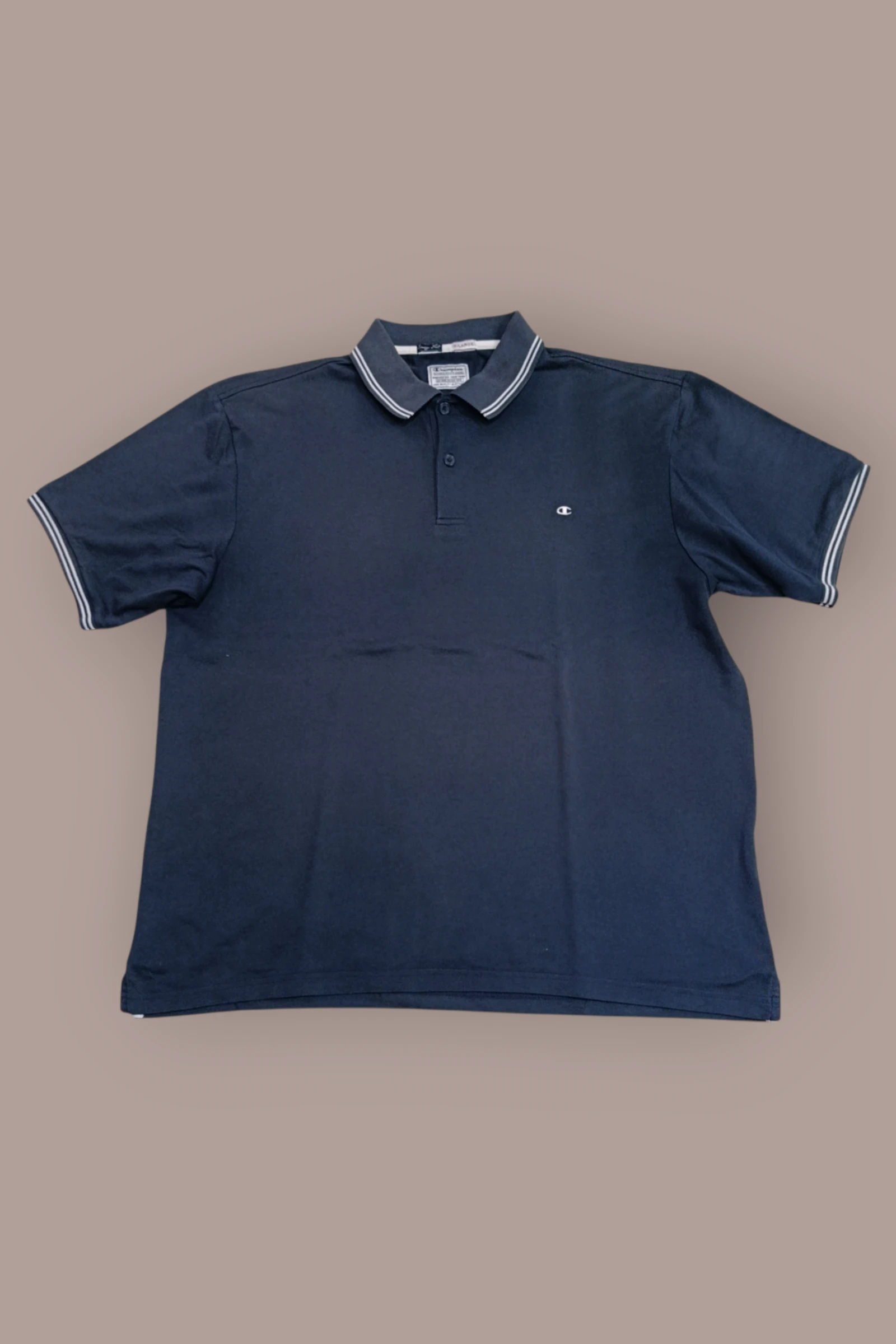 | Polo Champion Hombre | Color Azul Marino | Cuello y Puños de Rayas | Logo Bordado | Talla XL |